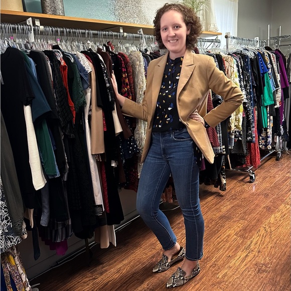 Meet your Posher, Samantha! - Picture 4 of 12